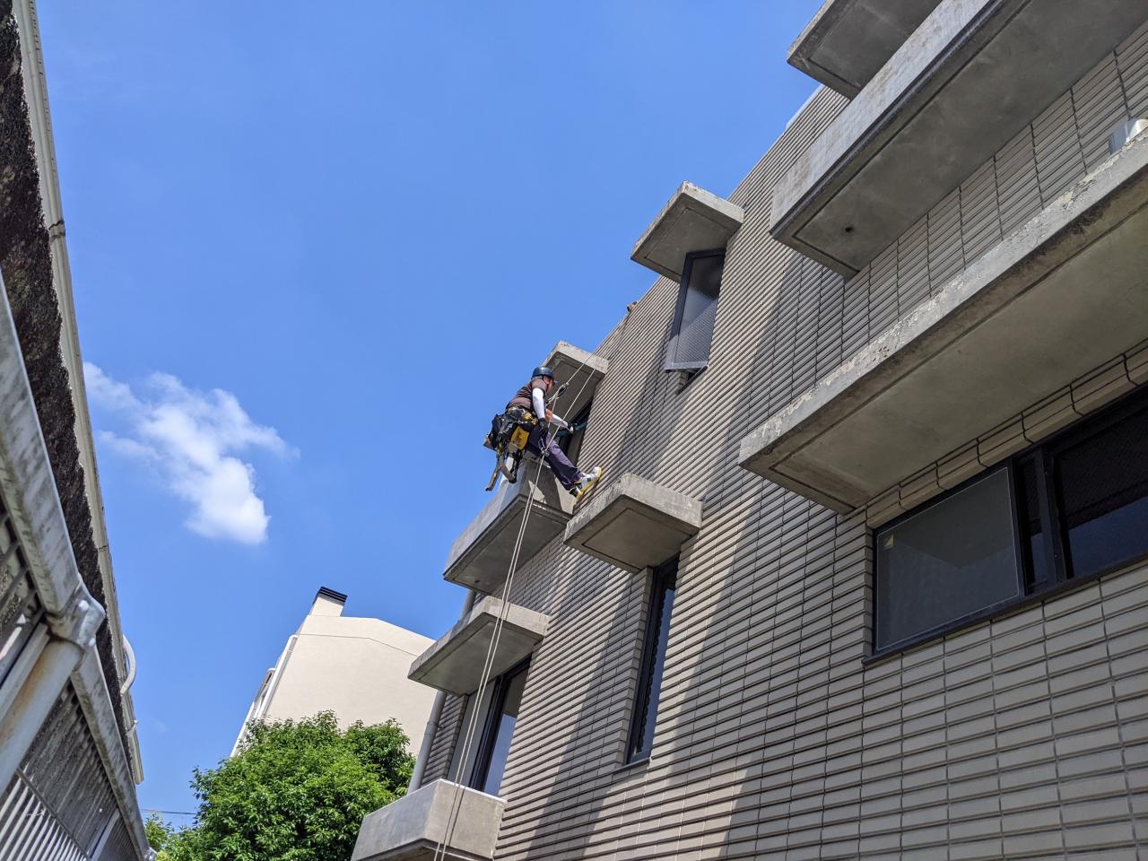 ロープ高所作業による窓清掃