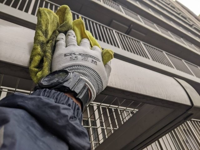 外壁の洗浄作業を行う作業員