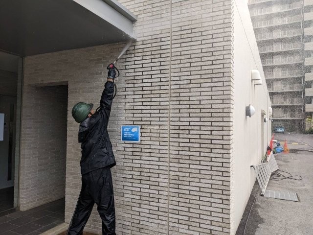 外壁清掃の作業現場